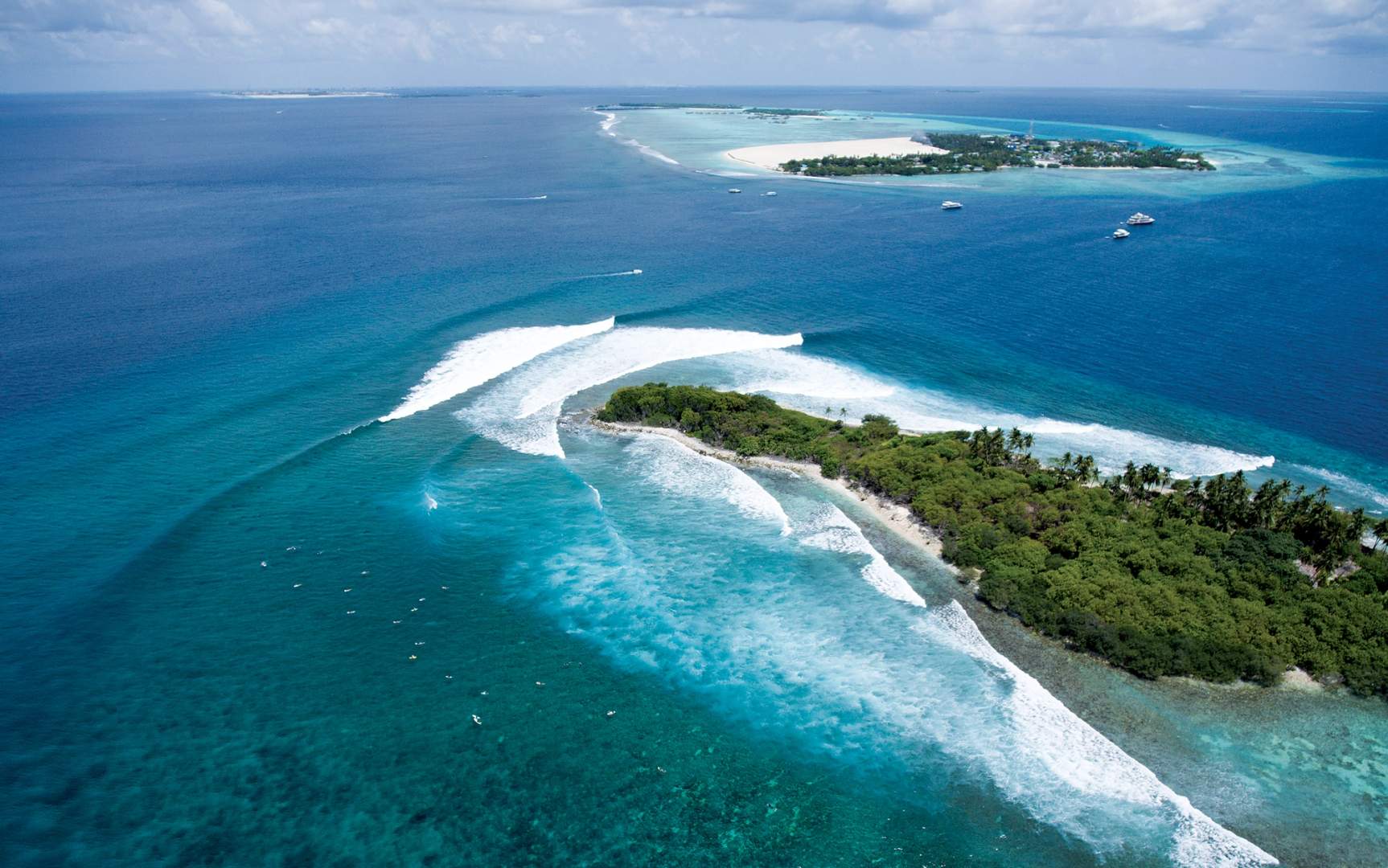 Turquoise blue water and a white sand beach in the Caribbean